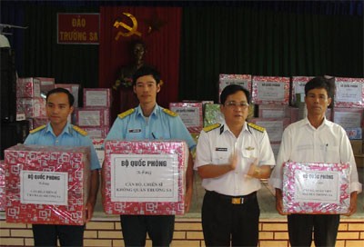 Bộ đội và nhân viên Nhà Đèn nhận quà Tết do Bộ Quốc phòng gửi tặng.